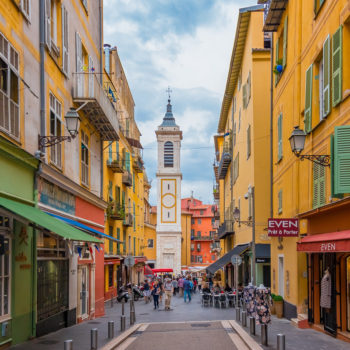 LA CITTÀ VECCHIA E I SUOI NEGOZI ARTIGIANALI E ALLA MODA