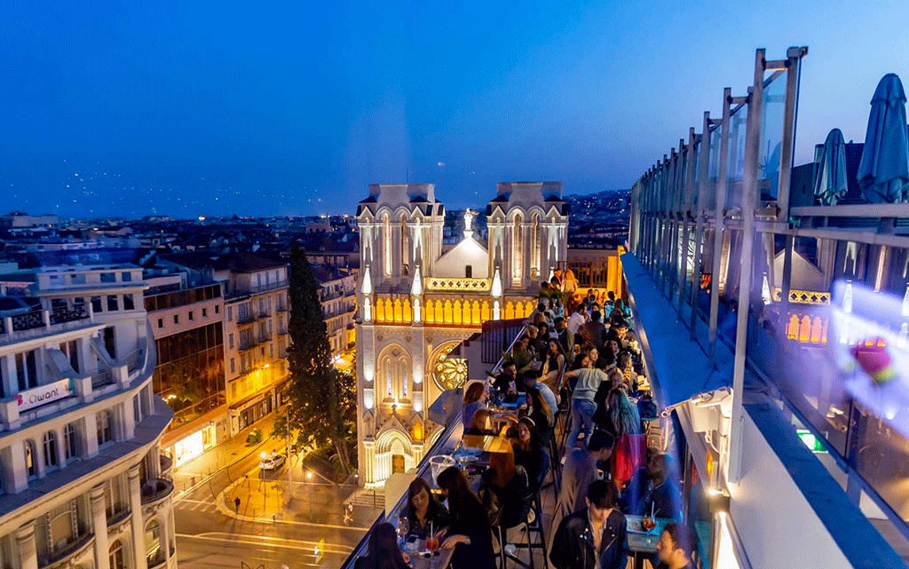 Skylounge rooftop du Mercure Hotel avec vue sur la basilique Notre-Dame à Nice