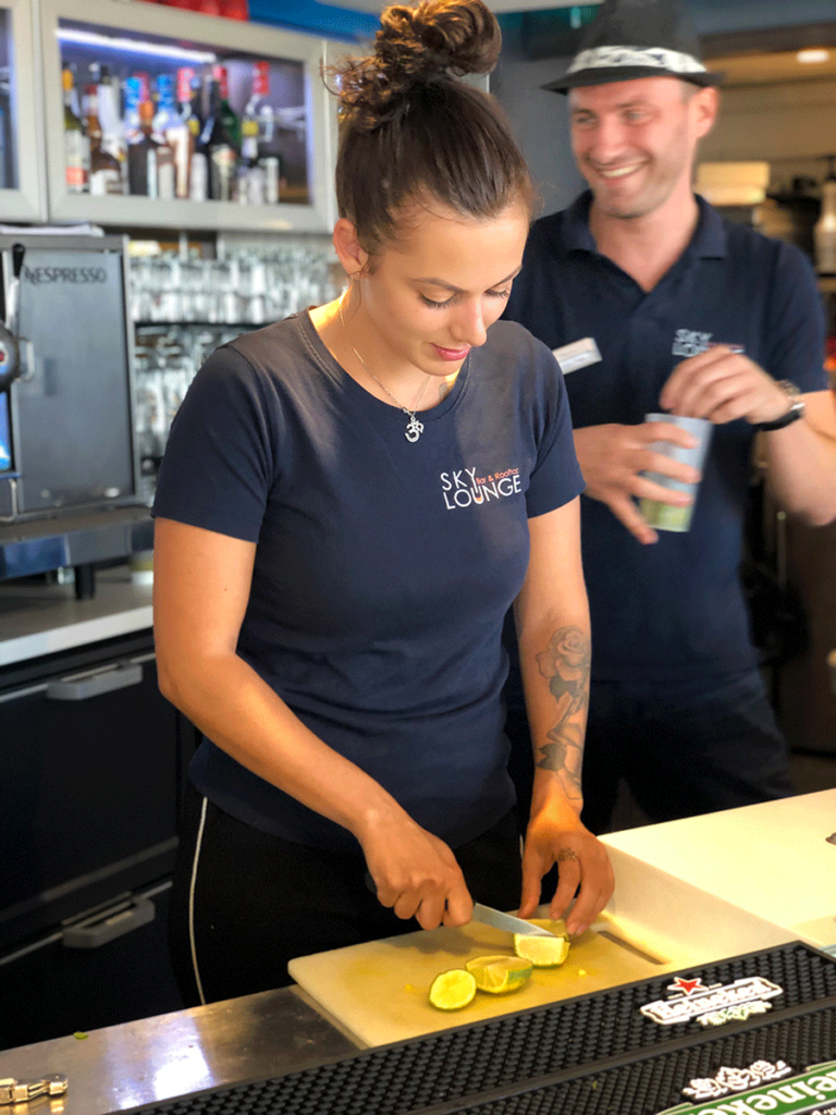 cocktail preparation au rooftop Skylounge à Nice