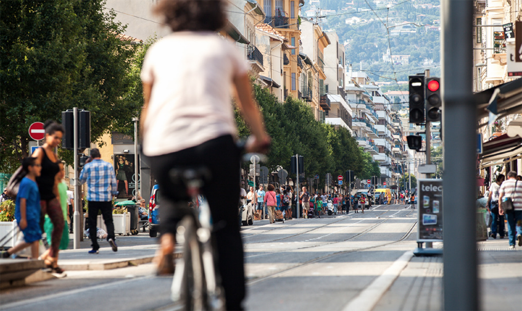 Avenue Borriglione avec vélo et piétons