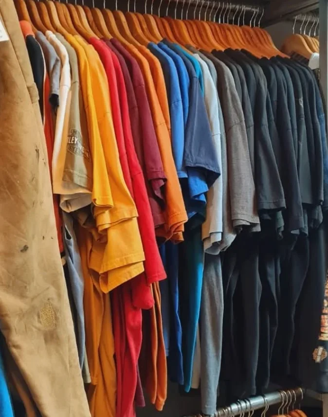 Portant de t-shirts colorés