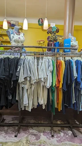 Portant de t-shirts vintage à Nice