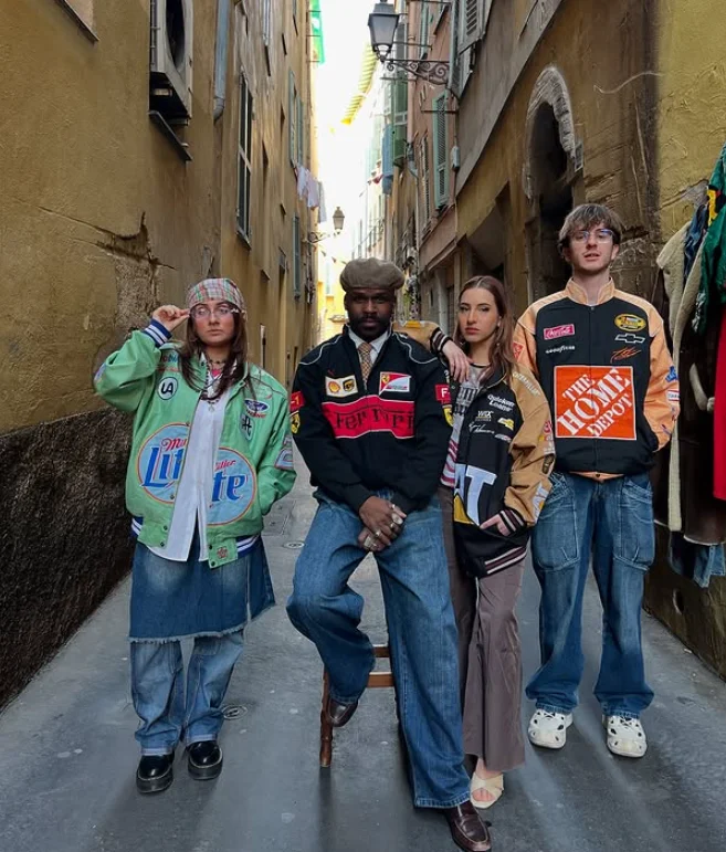 Groupe de jeunes qui posent dans la rue avec des tenues vintages et stylées