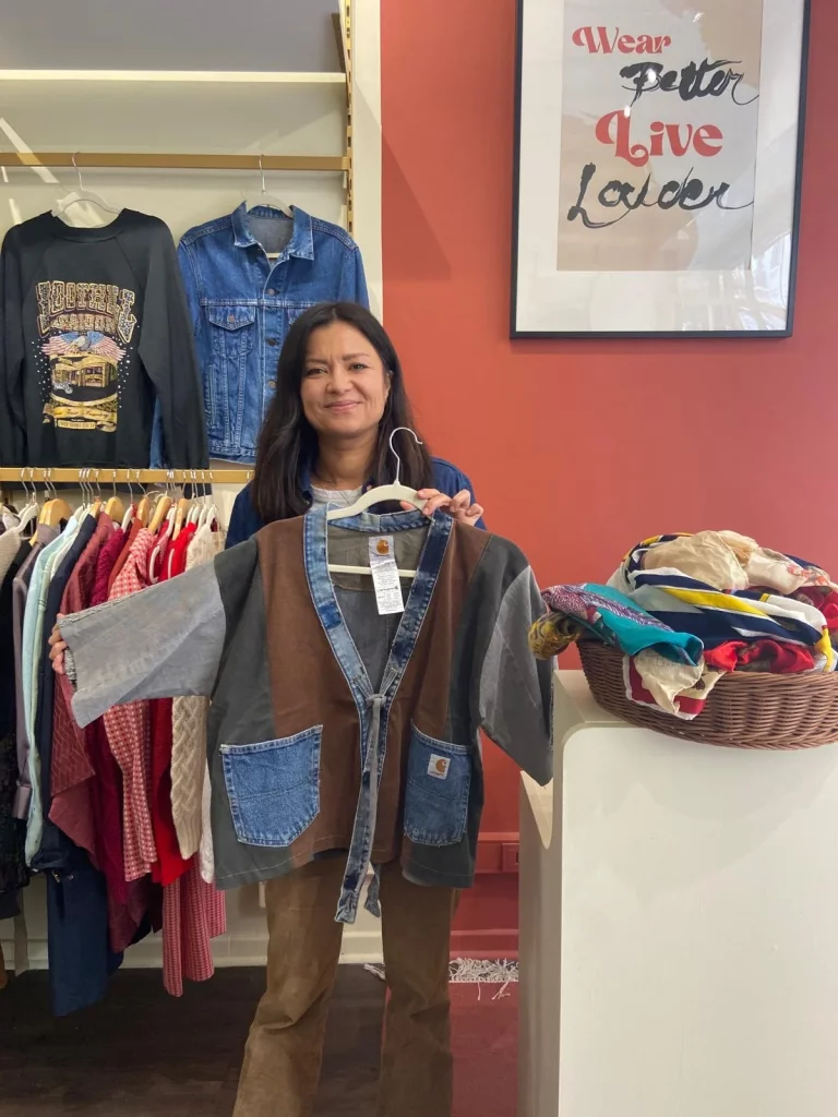 Femme qui met en avant une veste style "patchwork" vintage