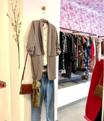 Tenue sur un portant avec des vêtements éco responsables