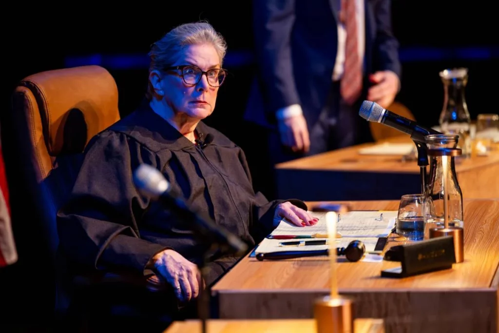 Juge dans une pièce de théâtre