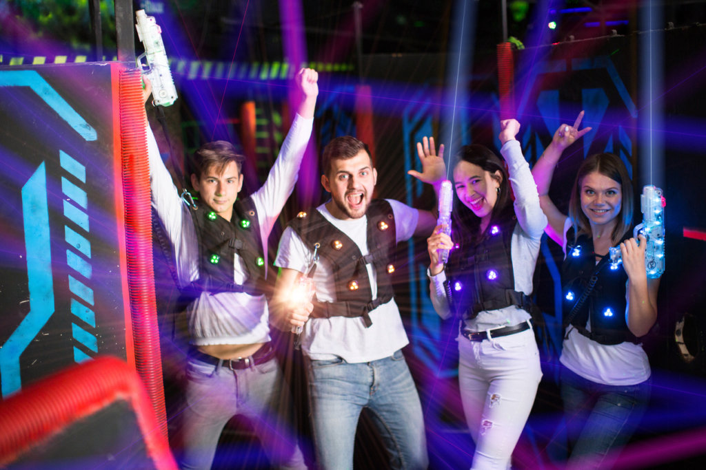 Groupe d'amis qui jouent à un jeu dans une salle indoor