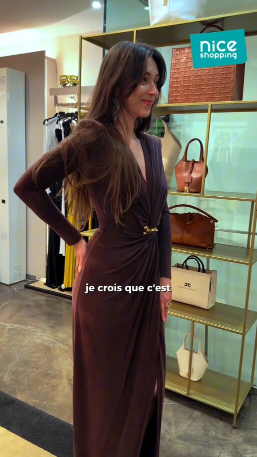 Femme qui porte une robe de soirée
