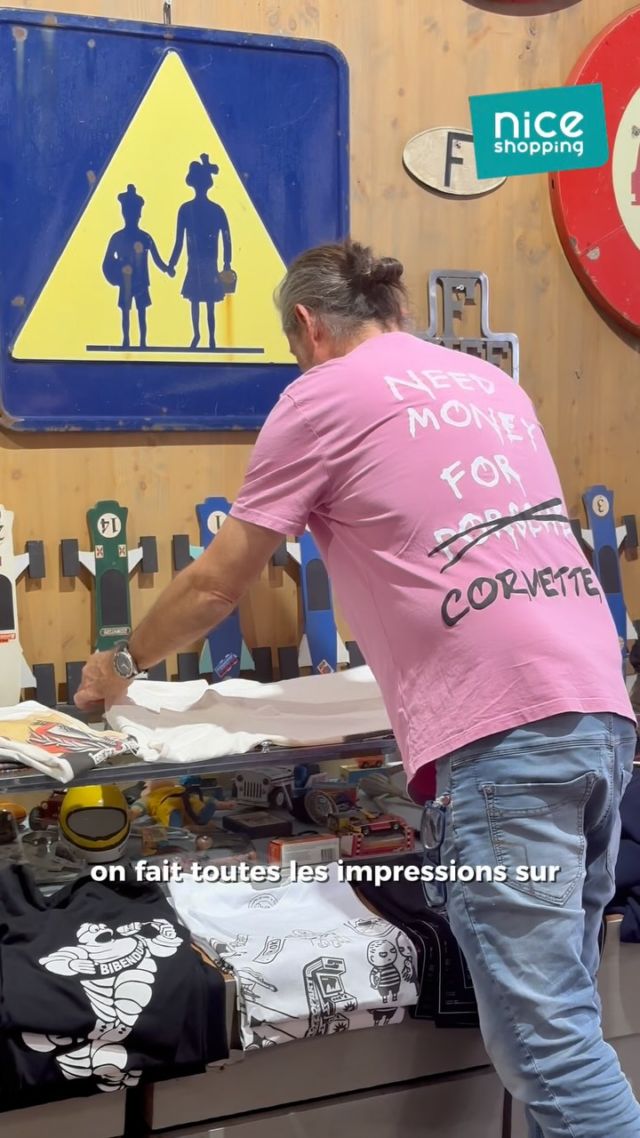 🪩 POP ART TEE, le premier véritable concept store niçois

📍 En lisière du Vieux-Nice, juste au-dessus du Cours Saleya, monte au 1er étage… et découvre un lieu pas comme les autres.

Depuis plus de 20 ans, Christophe, antiquaire passionné des années 70, te plonge dans son univers : meubles design, tableaux pop, ambiance rétro… et surtout, des t-shirts customisés en live, rien que pour toi 👕🔥

🧵 Chaque pièce est unique, en coton bio, pensée et imprimée sur place. Ici, tu ne repars jamais avec le même t-shirt que ton voisin.

Le tout dans un décor qui n’a rien à envier aux films cultes des années 60/70 : couleurs flashy, esprit vintage, et une bonne dose de style.

Tu montes l’escalier,… et là, la magie opère ✨

📍 POP ART TEE – 3 Rue Saint-François de Paule 1er étage, Quartier Vieux Nice

#PopArtTee #ConceptStoreNice #VieuxNice #CoursSaleya  #Vintage #NiceShopping #NiceShopping06 @popart_tee