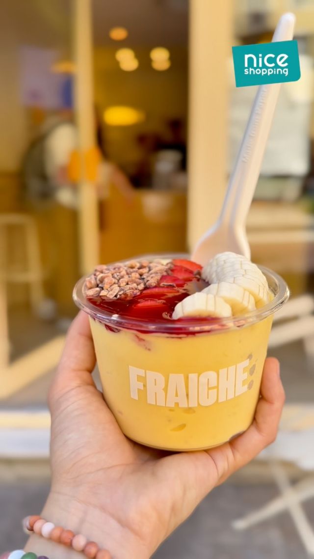 🍓🍌 FRAICHE, le plein de good vibes et de vitamines à emporter ! ☀️
SMOOTHIE BAR | COLD PRESSED | BAGEL

Des jus healthy & ultra gourmands, 100% à base de fruits frais 🍍🥭, avec ou sans lait (et les laits végétaux sont sans supplément 💚). Ici, tout est naturel, coloré et bon pour le moral ! 

🌈 Nouveauté pour l’été : les Smoothie Bowls 100% fruits débarquent chez FRAÎCHE :  le combo parfait pour une pause fruitée sur le pouce.

🥯 Envie de salé ou d’un petit extra ? Craque aussi pour les bagels sucrés & salés, préparés avec autant d’amour que leurs jus. 💛

📍FRAICHE, 4 rue Cassini, Quartier Garibaldi à Nice
🕒 Du lundi au samedi — 9h30 > 18h 💡 À emporter uniquement !

Passe chez FRAICHE, fais le plein de couleurs et régale-toi sans culpabiliser 🍉

#fraicheriviera #SmoothieBowl #SmoothieBar #HealthyFood# #Nice06 #QuartierGaribaldi #NiceShopping #NiceShopping06 @fraicheriviera @umih.nca