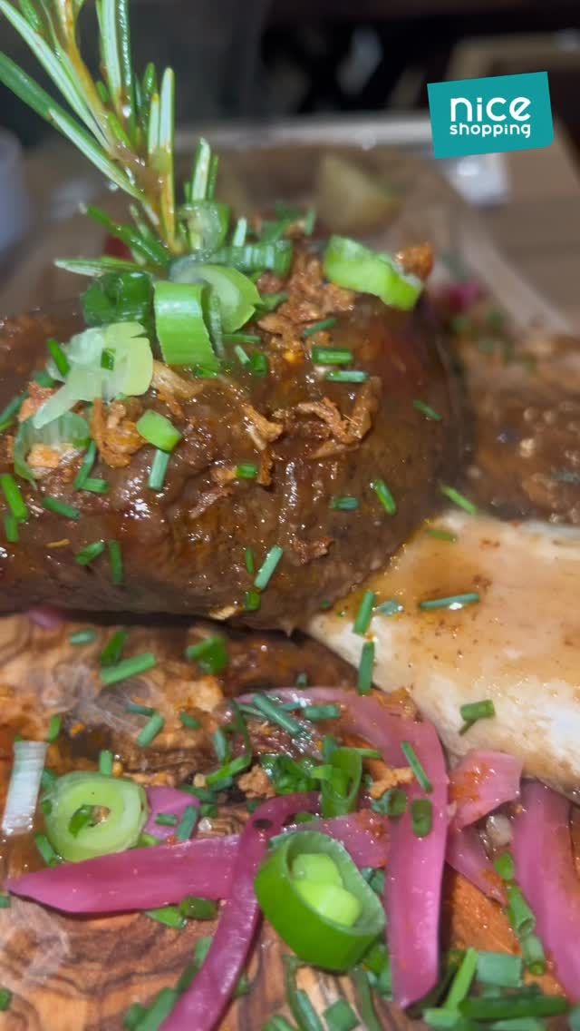 🔥 NOUVEAU À NICE ! 🔥

Tu aimes la viande (et bien fumée 😋) ? Alors file découvrir Smok’Meat Nice, le restaurant qu’on vient de tester pour toi… et franchement, on s’en remet pas !

🥩 Viandes fumées d’exception – 15h de cuisson pour un goût fondant et intense –préparées sous tes yeux avec un vrai show enflammé ! 🍰 Côté desserts ? De vraies œuvres d’art en trompe-l’œil ! 🍹 Et les cocktails (même sans alcool) sont à tomber !

Une adresse à tester d’urgence si tu veux vivre une expérience food originale à Nice 🔥

📍Restaurant Smok’Meat, 14 Quai des Docks – Quartier du Port

#NouveautéNice # SmokMeat #SmokMeat06 #SmokmeatNice #ViandeFumée #FoodieNice #ShowCulinaire #Cocktails #NiceShopping  #NiceShopping06 @smokmeat06 @umih.nca