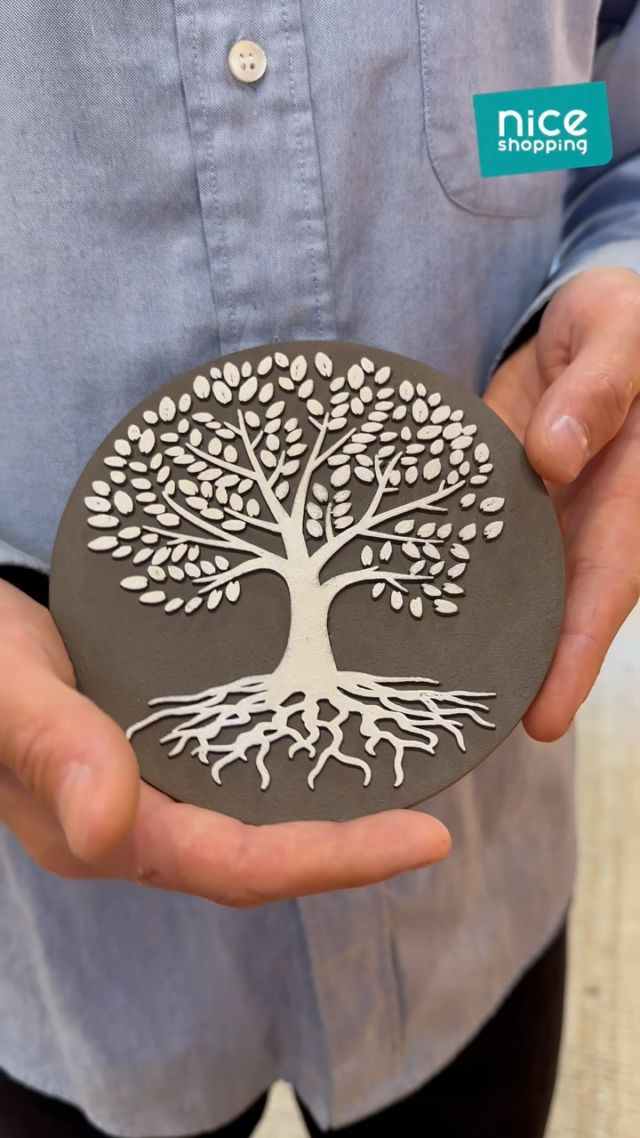 Ici, Quentin t’ouvre les portes d’un univers qui lui ressemble : créatif, naturel et passionné. 🪻Découvre ici des diffuseurs naturels en terre cuite 🇫🇷 Un artisanat venu des Alpes-de-Haute-Provence !

Tu y découvriras ses tableaux artisanaux, 100 % naturels, faits à la main, qui diffusent des huiles essentielles 🍃… mais aussi de beaux trésors venus d’autres artisans qu’il met en lumière avec générosité :
💧 Huiles essentielles et parfums des Cévennes
📿 Bijoux en acier inoxydable
📖 Grimoires fabriqués à Antibes, avec du cuir venu tout droit d’Inde

Une boutique à découvrir sans tarder, pour respirer l’authenticité et soutenir des savoir-faire uniques & locaux 🧡

📍 Boutique Terre de Fragrance - 13 rue du Collet - Vieux-Nice

#VieuxNice #ArtisanatLocal #TerreDeFragrance #Créateurs #TableauxNaturels #NiceShopping #NiceShopping06 @terredefragrance