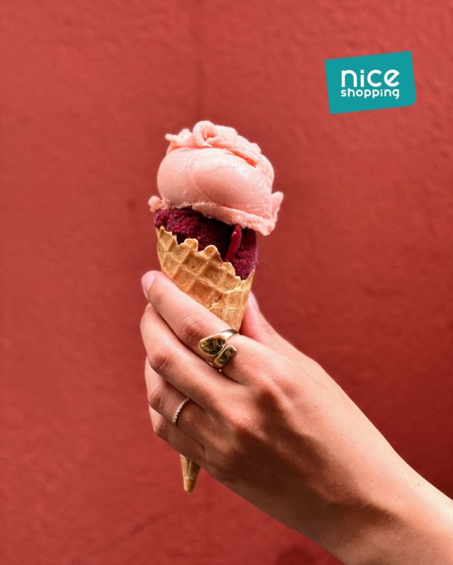 🍦FRISSON dans le Vieux-Nice, c’est bien plus qu’un glacier…

Imaginé par Olivier et Sylvain, FRISSON mixe glaces artisanales, culture et belles découvertes.

📚 Librairie, exposition d’artistes et même une cave à vins naturels pour les soirées.

💡 Leurs glaces ? Des recettes maison faites à base de lait de bufflonne, sans colorants ni arômes ajoutés.
🍨 Goûte la Ashta (fleur d’oranger + racine d’orchidée + pistaches concassées)… c’est unique.
Et pour les curieux : sorbet cacao, matcha d’une ferme japonaise, ou encore @mrpops.fr (glaces naturelles ultra stylées venues d’Europe de l’Est).

🥐 Côté gourmandises : viennoiseries, cakes vegan, et même une offre salée le midi.
☕ À l’année, tu peux venir pour un café bien chaud (👋 @cafesindientorrefacteur ), un matcha authentique ou un cocktail sans alcool signé @drinkghia cet été.

📍Frisson - 8 rue Francis Gallo, Vieux Nice 

#nice #ilovenice #icecream #conceptstore #vieuxnice #glace #patisseries #frisson #NiceShopping #NiceShopping06 @frisson.fr @umih.nca